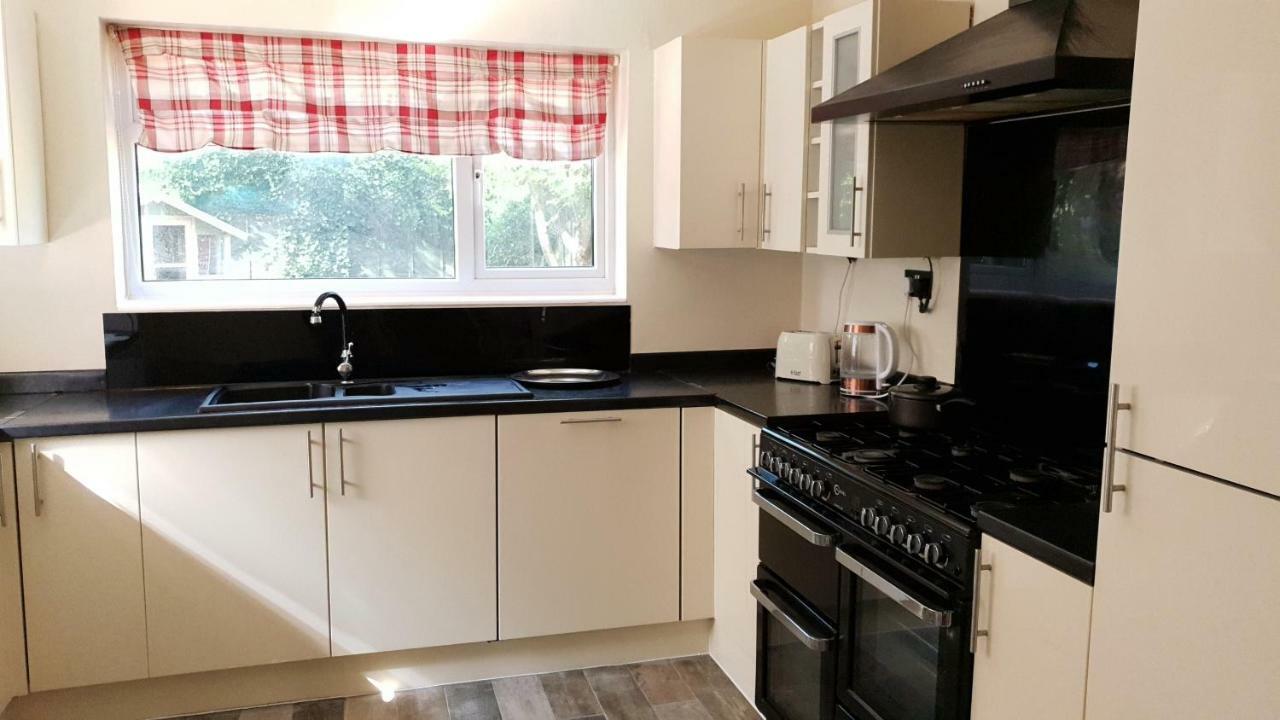 Grandeur Holiday Home, With Free Parking แคลกตัน-ออน-ซี ภายนอก รูปภาพ